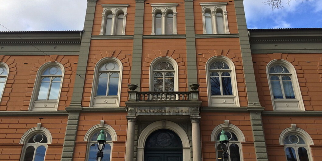 — Vil ein drukna? Det var eitt av spørsmåla tidlegare rektor Nina Malterud stilte under seminaret førre veke. <span class="caps">KH</span>iB er i dag ein sjølvstendig organisasjon. Kva skjer når dei eventuelt vert ein del av eit fakultet og eit universitet? Foto: Hilde Kristin Strand Foto: Hilde Kristin Strand — Vil ein drukna? Det var eitt av spørsmåla tidlegare rektor Nina Malterud stilte under seminaret førre veke. <span class="caps">KH</span>iB er i dag ein sjølvstendig organisasjon. Kva skjer når dei eventuelt vert ein del av eit fakultet og eit universitet? Foto: Hilde Kristin Strand Foto: Hilde Kristin Strand