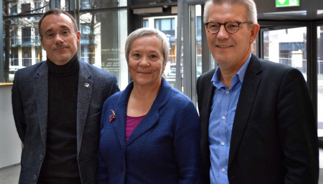 Rektor Johann Roppen fra Høgskulen i Volda, Kathrine Skretting fra Høgskolen i Lillehammer og Hallgeir Gammelsæter fra Høgskolen i Molde må vente på brev og en endelig avklaring om de får gå inn i en allianse og beholde selvstendigheten sin heller enn å fusjonere. Rektor Johann Roppen fra Høgskulen i Volda, Kathrine Skretting fra Høgskolen i Lillehammer og Hallgeir Gammelsæter fra Høgskolen i Molde må vente på brev og en endelig avklaring om de får gå inn i en allianse og beholde selvstendigheten sin heller enn å fusjonere.