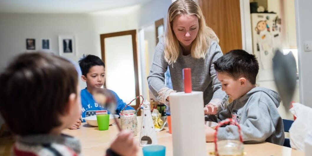 Journaliststudenten Therese Moe er en av mange norske studenter som har barn. Her er hun ved frokostbordet med sønnene Milo (t.v.), Leo og Silas. Journaliststudenten Therese Moe er en av mange norske studenter som har barn. Her er hun ved frokostbordet med sønnene Milo (t.v.), Leo og Silas.
