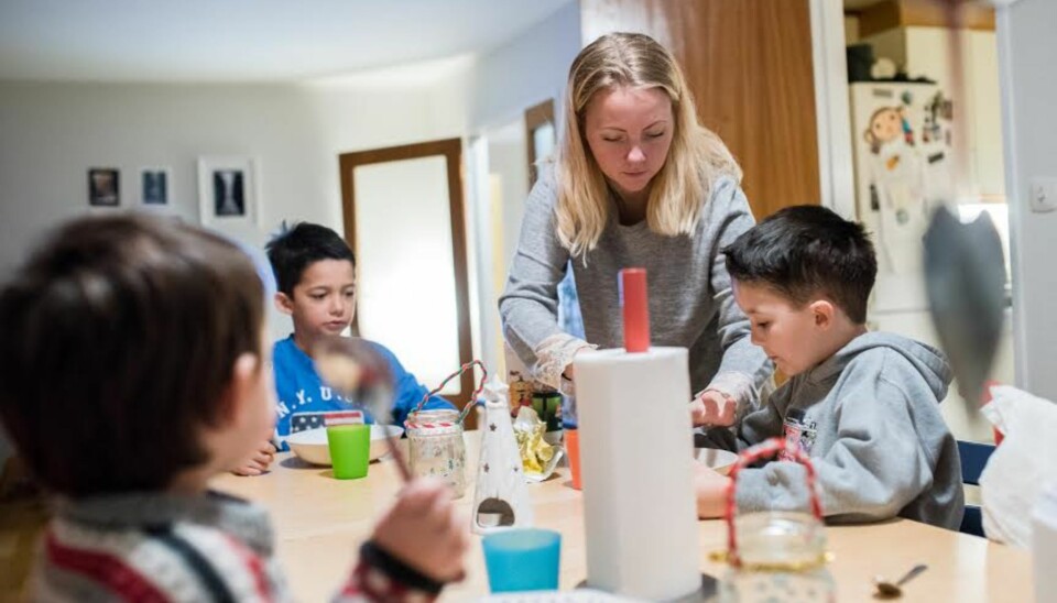 Journaliststudenten Therese Moe er en av mange norske studenter som har barn. Her er hun ved frokostbordet med sønnene Milo (t.v.), Leo og Silas.