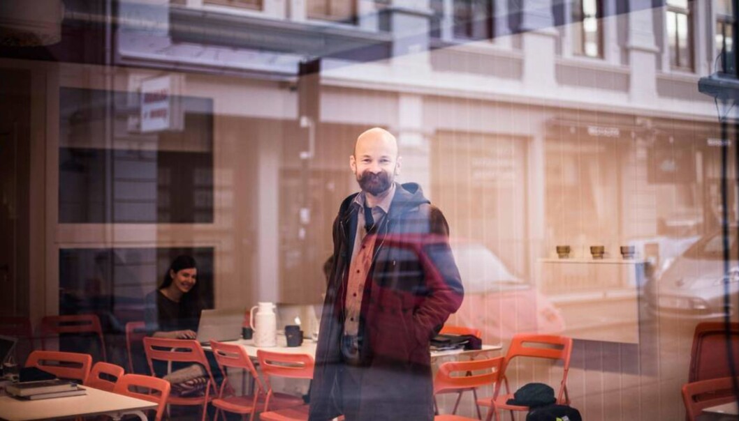 Aksel Tjora har mange jern i ilden. Foruten å være sosiologiprofessor på NTNU er han professor II på HiST. Her er han på arbeidsfellesskapet Sosiologisk poliklinikk i Trondheim sentrum. Aksel Tjora har mange jern i ilden. Foruten å være sosiologiprofessor på NTNU er han professor II på HiST. Her er han på arbeidsfellesskapet Sosiologisk poliklinikk i Trondheim sentrum.