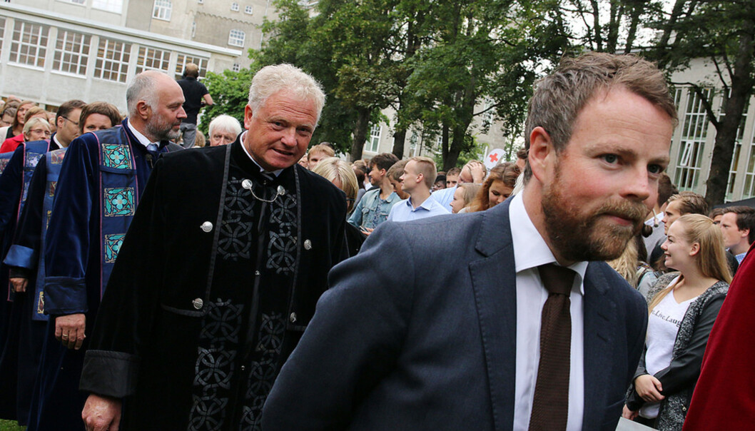 Prorektor for nyskpaing på NTNU, her i prosesjon sammen med kunnskapsminister Torbjørn Røe Isaksen. Foto: NTNU Prorektor for nyskpaing på NTNU, her i prosesjon sammen med kunnskapsminister Torbjørn Røe Isaksen. Foto: NTNU