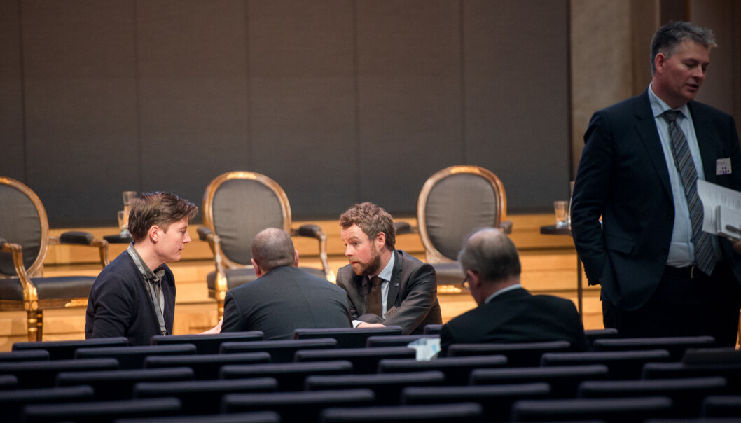 Torbjørn Røe Isaksen og Bjørn Haugstad (helt til høyre) står midt oppe i klargjøring av krav til nye lærerutdanning og de som skal tilby den, samt fusjonprosesser og allianser. Foto: Skjalg Bøhmer Vold Torbjørn Røe Isaksen og Bjørn Haugstad (helt til høyre) står midt oppe i klargjøring av krav til nye lærerutdanning og de som skal tilby den, samt fusjonprosesser og allianser. Foto: Skjalg Bøhmer Vold