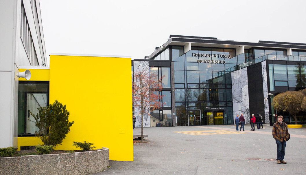 Studentene på produktdesign på campus Kjeller har gitt seg selv en fargesprakende pangstart og - slutt på dagen. Foto: Øyvind Aukrust Studentene på produktdesign på campus Kjeller har gitt seg selv en fargesprakende pangstart og - slutt på dagen. Foto: Øyvind Aukrust