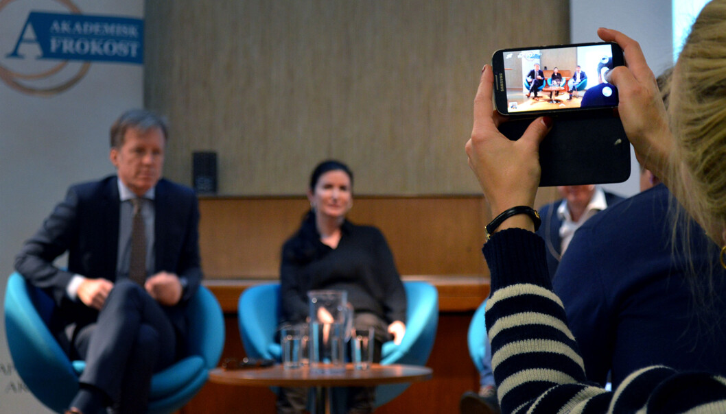 Rektor Curt Rice ved Høgskolen i Oslo og Akershus (t.v.) og professor Linda Lai ved BI er begge ivrige på sosiale medier og mener forskere har mye å tjene på å være der. Rektor Curt Rice ved Høgskolen i Oslo og Akershus (t.v.) og professor Linda Lai ved BI er begge ivrige på sosiale medier og mener forskere har mye å tjene på å være der.