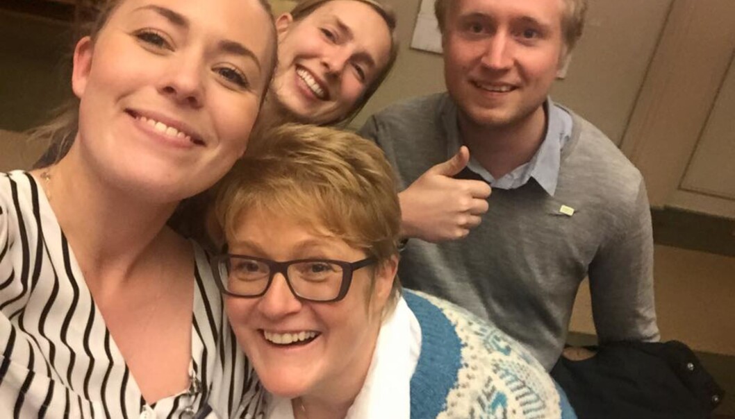 Fornøyd NSO-leder Therese Eia Lerøen tar selfie med NSOs Jørgen RIngen Andersen, Venstres Trine Skei Grande og Iselin Nybø etter budsjettforliket mandag kveld. Fornøyd NSO-leder Therese Eia Lerøen tar selfie med NSOs Jørgen RIngen Andersen, Venstres Trine Skei Grande og Iselin Nybø etter budsjettforliket mandag kveld.