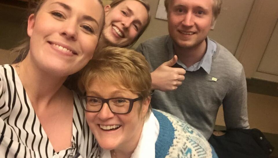 Fornøyd NSO-leder Therese Eia Lerøen tar selfie med NSOs Jørgen RIngen Andersen, Venstres Trine Skei Grande og Iselin Nybø etter budsjettforliket mandag kveld.