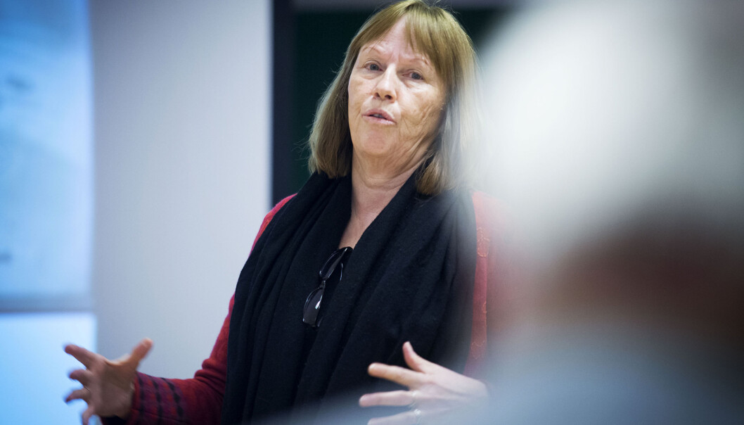 Professor Elisabeth Eide fikk med seg hele fakultetsrådet på Fakultet for samfunnsfag på å kritisere ledelsen ved Høgskolen i Oslo og Akershus for konsulentbruk, samtidig som fakultetet ligger an til å få et budsjettkutt på fire prosent neste år. Foto: Cicilie S. Andersen Professor Elisabeth Eide fikk med seg hele fakultetsrådet på Fakultet for samfunnsfag på å kritisere ledelsen ved Høgskolen i Oslo og Akershus for konsulentbruk, samtidig som fakultetet ligger an til å få et budsjettkutt på fire prosent neste år. Foto: Cicilie S. Andersen