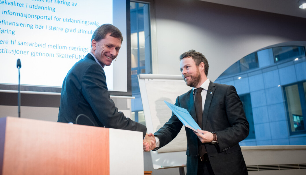 Torbjørn Røe Isaksen får lagt fram forslag om ny finansiering fra Torbjørn Hægeland, forskningsdirektør ved Statistisk sentralbyrå i 2015. Foto: Skjalg Bøhmer Vold Torbjørn Røe Isaksen får lagt fram forslag om ny finansiering fra Torbjørn Hægeland, forskningsdirektør ved Statistisk sentralbyrå i 2015. Foto: Skjalg Bøhmer Vold