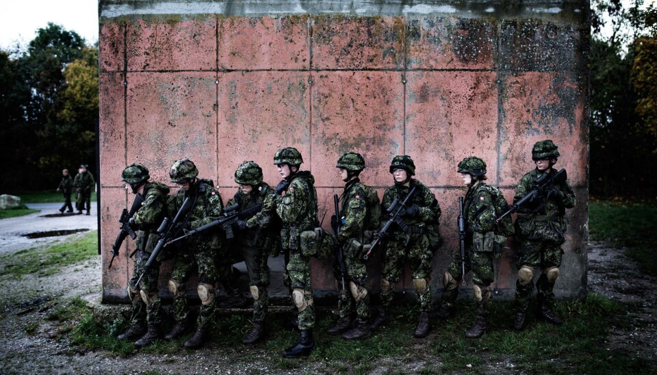Line Ørnes Søndergaard fikk hederlig omtale for fotoseien om unge danske jenter som har sitt første møte med militæret. Foto: Line Ørnes Søndergaard/Politiken