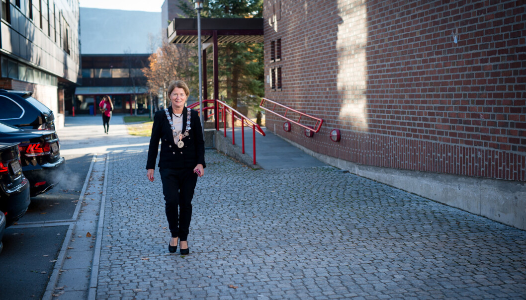 —UiT driver både med pilotutdanning og utvikling av droner, og noen må vi jo samarbeide med, sier rektor Anne Husebekk ved Universitetet i Trosmø som nå åpner døra for samarbeid med omstridte aktører i industrien. Foto: Skjalg Bøhmer Vold —UiT driver både med pilotutdanning og utvikling av droner, og noen må vi jo samarbeide med, sier rektor Anne Husebekk ved Universitetet i Trosmø som nå åpner døra for samarbeid med omstridte aktører i industrien. Foto: Skjalg Bøhmer Vold