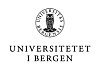 Universitetet i Bergens emblem og navn i svart på hvit bakgrunn.
