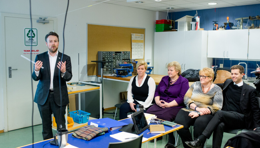 Erna Solberg i spissenf or en politisk delegasjon til daværende Høgskolen i Oslo og Akershus. Professor Noralv Veggeland er bekymret for det han kaller den solberske elitedyrkingen i skole og utdanning. Foto: Eskil Wie Erna Solberg i spissenf or en politisk delegasjon til daværende Høgskolen i Oslo og Akershus. Professor Noralv Veggeland er bekymret for det han kaller den solberske elitedyrkingen i skole og utdanning. Foto: Eskil Wie