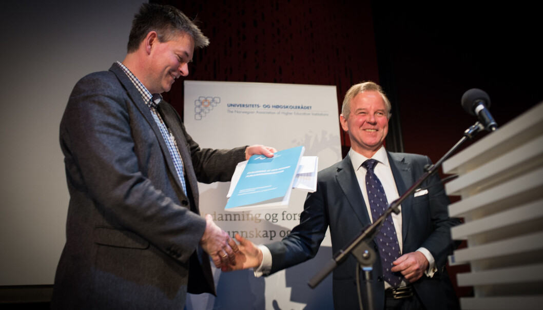 Daværende statssekretær Bjørn Haugstad mottok fra daværende leder av UHR, Ole Petter Ottersen, rapporten utarbeidet av Dansk Center for Forskningsanalyse ved Århus Universitet, som hadde oppdraget med å evaluere den norske publiseringsindikatoren. Foto: Skjalg Bøhmer Vold Daværende statssekretær Bjørn Haugstad mottok fra daværende leder av UHR, Ole Petter Ottersen, rapporten utarbeidet av Dansk Center for Forskningsanalyse ved Århus Universitet, som hadde oppdraget med å evaluere den norske publiseringsindikatoren. Foto: Skjalg Bøhmer Vold