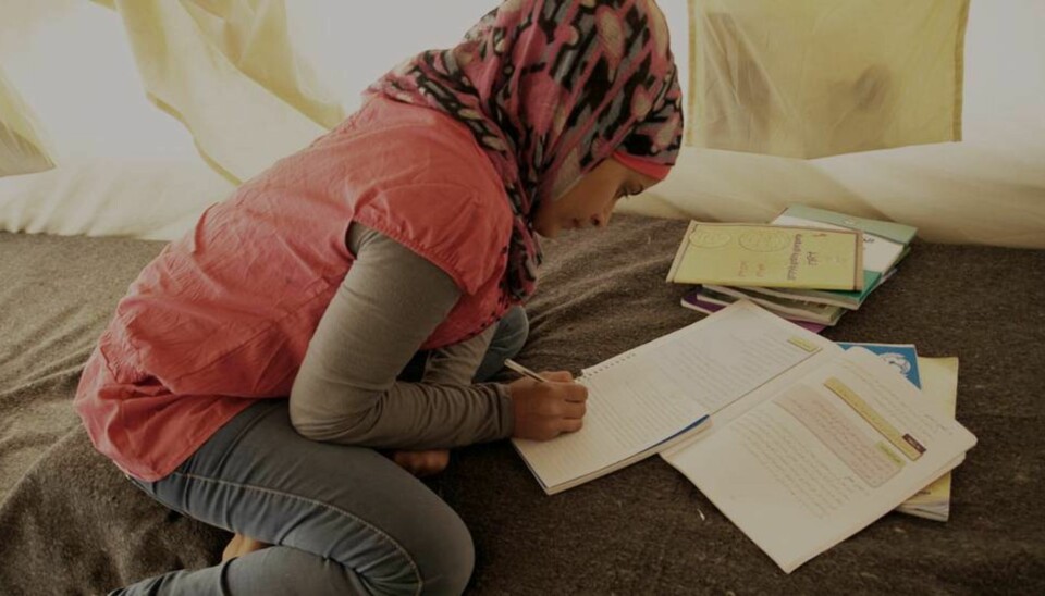Over fire millioner syrere har flyktet ut av landet siden borgerkrigen startet. Flyktningeleieren Zaatari i Jordan huser flere titalls tusen, og her driver Flyktningehjelpen et senter der unge tilbys timer med blant annet lesing, regning, engelsk og IT. Foto: Flyktningehjelpen, Christian Jepsen