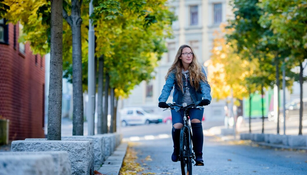 Line Røst må ty til sykkelen for å kome seg til skulen. For studentar som har fylt 30 år blir Ruter-månadskortet i Oslo plutseleg mykje dyrare. Då får dei ikkje lengre studentrabatt.