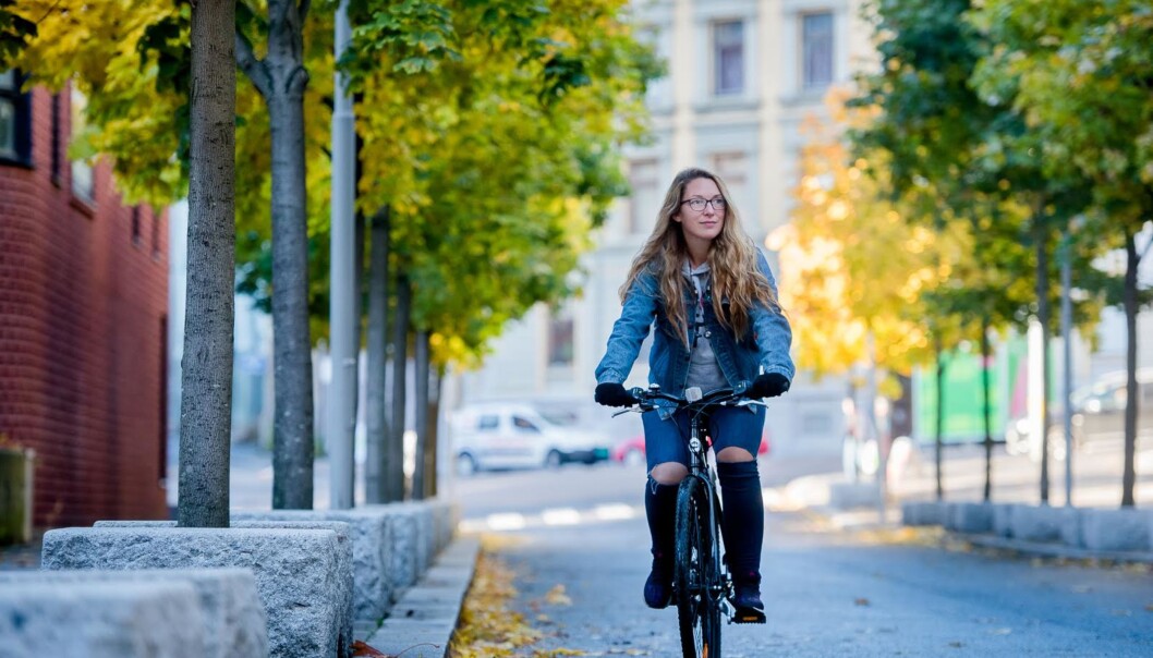 Line Røst må ty til sykkelen for å kome seg til skulen. For studentar som har fylt 30 år blir Ruter-månadskortet i Oslo plutseleg mykje dyrare. Då får dei ikkje lengre studentrabatt. Line Røst må ty til sykkelen for å kome seg til skulen. For studentar som har fylt 30 år blir Ruter-månadskortet i Oslo plutseleg mykje dyrare. Då får dei ikkje lengre studentrabatt.