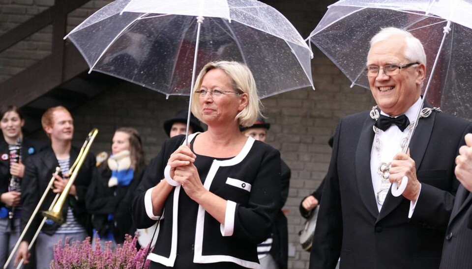 Fusjonsskeptiker: Tidligere styreleder ved NTNU, Marit Arnstad, hevder fusjonene er svakt politisk fundert. Her står hun sammen med tidligere NTNU-rektor Torbjørn Digernes. Foto: Tor H. Monsen