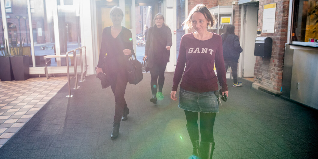 Stipendiat Jannike Hegdal Nilssen i spissen når programansvarlig Joron Pihl og Nina Aakernes, også stipendiat, begir seg fra lunsj til felles stipendiatkurs i kunnskapsteori. Foto: Skjalg Bøhmer Vold Stipendiat Jannike Hegdal Nilssen i spissen når programansvarlig Joron Pihl og Nina Aakernes, også stipendiat, begir seg fra lunsj til felles stipendiatkurs i kunnskapsteori. Foto: Skjalg Bøhmer Vold