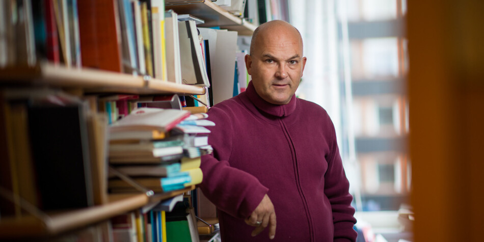Professor i tekstvitskap, Kjell Lars Berge, er sterkt kritisk til det nye honoursprogrammet ved Universitetet i Oslo. — Ei overflatisk løysing på eit komplekst problem, meiner han. Foto: Skjalg Bøhmer Vold Professor i tekstvitskap, Kjell Lars Berge, er sterkt kritisk til det nye honoursprogrammet ved Universitetet i Oslo. — Ei overflatisk løysing på eit komplekst problem, meiner han. Foto: Skjalg Bøhmer Vold