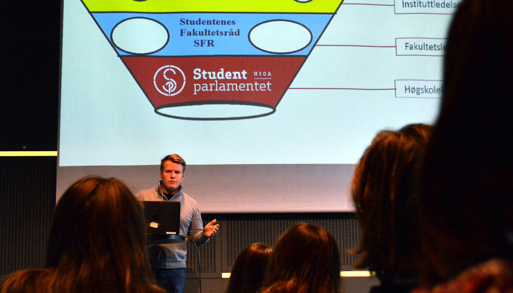 Studentparlamentets leder Christoffer Storm Tiller Alsvik forklarer de studenttillitsvalgte hvordan studentdemokratiet på Høgskolen i Oslo og Akershus fungerer.