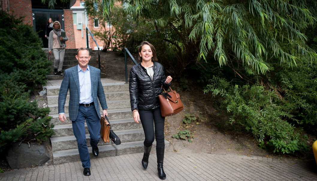 På vegne av Kjell Inge Røkke, er Bjørn Blindheim og Mari Sofie Korslund rundt på landets universiteter, og noen høgskoler, for å finne talenter som vil søke Aker Scholarship. Foto: Skjalg Bøhmer Vold