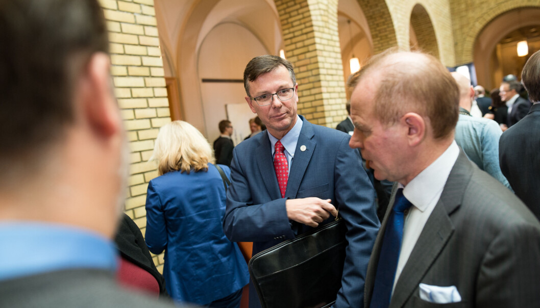 Rektor på UiB Dag Rune Olsen (i midten). Universitetet i Bergen sender studenter til senteret i St. Petersburg for trolig siste gang i år. Arkvifoto: Skjalg Bøhmer Vold Rektor på UiB Dag Rune Olsen (i midten). Universitetet i Bergen sender studenter til senteret i St. Petersburg for trolig siste gang i år. Arkvifoto: Skjalg Bøhmer Vold