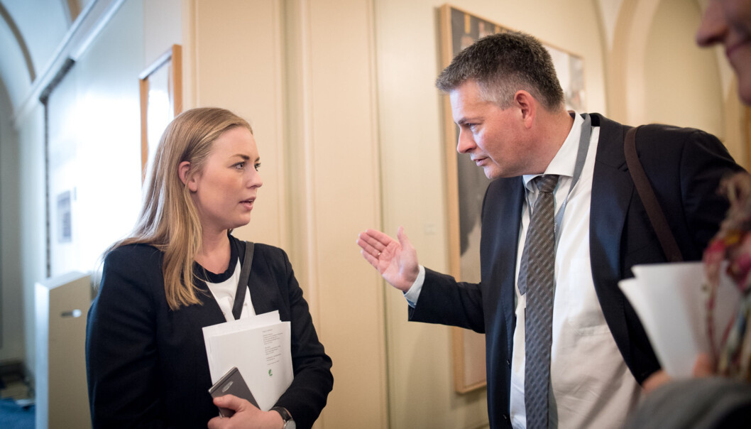NSO-leder Therese Eia Lerøen, her sammen med statssekretær Bjørn Haugstad i Stortingets vandrehall, mener at 2200 nye studentboliger i statsbudsjettet er et steg i riktig retning, selv om NSOs krav er 3000. Foto: Skjalg Bøhmer Vold NSO-leder Therese Eia Lerøen, her sammen med statssekretær Bjørn Haugstad i Stortingets vandrehall, mener at 2200 nye studentboliger i statsbudsjettet er et steg i riktig retning, selv om NSOs krav er 3000. Foto: Skjalg Bøhmer Vold