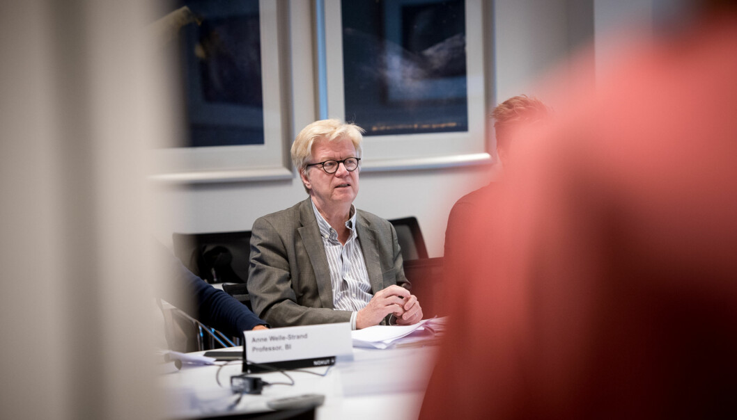 Professor Roger Säljö synes at han får gode svar under NOKUTs besøk på Høgskolen i Oslo og Akershus.
