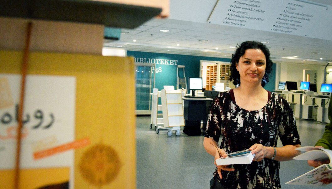 Effat Zahedifar har vært en pådriver for at biblioteket i P48 nå låner ut bøker fra Det flerspråklige bibliotek (DFB). Foto: Anne Lindholm Effat Zahedifar har vært en pådriver for at biblioteket i P48 nå låner ut bøker fra Det flerspråklige bibliotek (DFB). Foto: Anne Lindholm