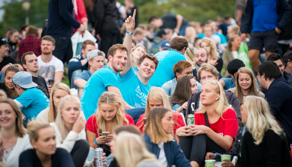 Nye studenter og faddere under grillkonserten på St. Hanshaugen under studiestart. Foto: Skjalg Bøhmer Vold