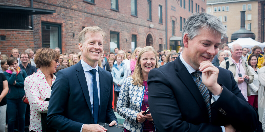 Rektor Curt Rice vil øke honoraret til styret på Høgskolen i Oslo og Akershus, som ledes av Trine Syvertsen. Hun står bak ham her under ansatte-minglingen under studiestart 11. august. Fra neste år ligger det an til at det er statssekretær Bjørn Haugstad (t.h.) og Kunnskapsdepartementet som skal fastsette honorarene. Foto: Skjalg Bøhmer Vold Rektor Curt Rice vil øke honoraret til styret på Høgskolen i Oslo og Akershus, som ledes av Trine Syvertsen. Hun står bak ham her under ansatte-minglingen under studiestart 11. august. Fra neste år ligger det an til at det er statssekretær Bjørn Haugstad (t.h.) og Kunnskapsdepartementet som skal fastsette honorarene. Foto: Skjalg Bøhmer Vold