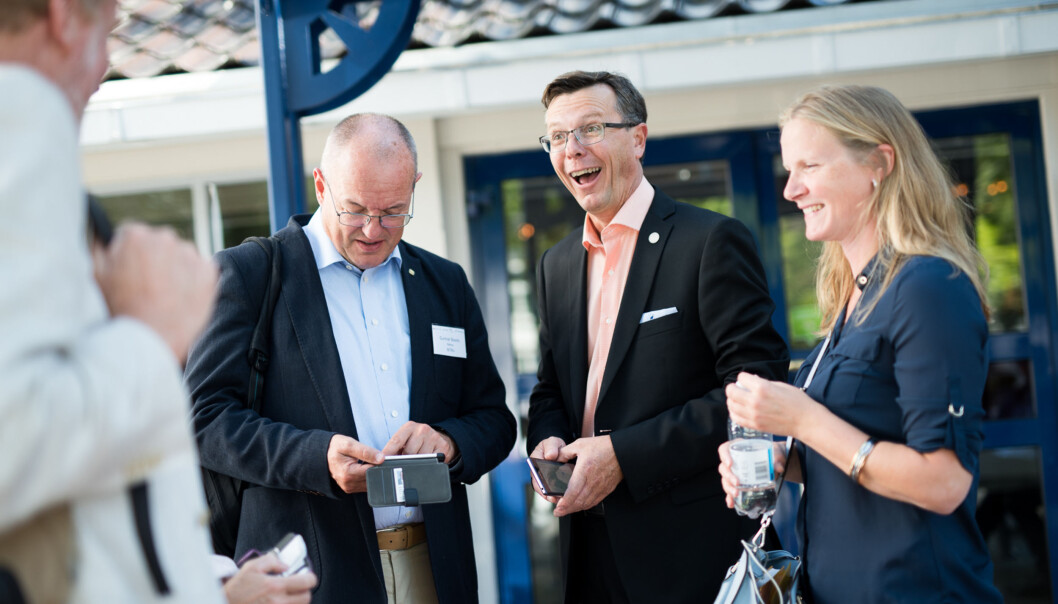 Rektor på NTNU Gunnar Bovim (t.v.), rektor på UiB Dag Rune Olsen (midten) og rektor på NMBU Mari Sundli Tveit (t.h.), samt UiO-rektor Svein Stølen og Anne Husebekk ved UiT, er ifølge Olsen, alle positive til en nasjonal avissatsing. Foto: Skjalg Bøhmer Vold Rektor på NTNU Gunnar Bovim (t.v.), rektor på UiB Dag Rune Olsen (midten) og rektor på NMBU Mari Sundli Tveit (t.h.), samt UiO-rektor Svein Stølen og Anne Husebekk ved UiT, er ifølge Olsen, alle positive til en nasjonal avissatsing. Foto: Skjalg Bøhmer Vold