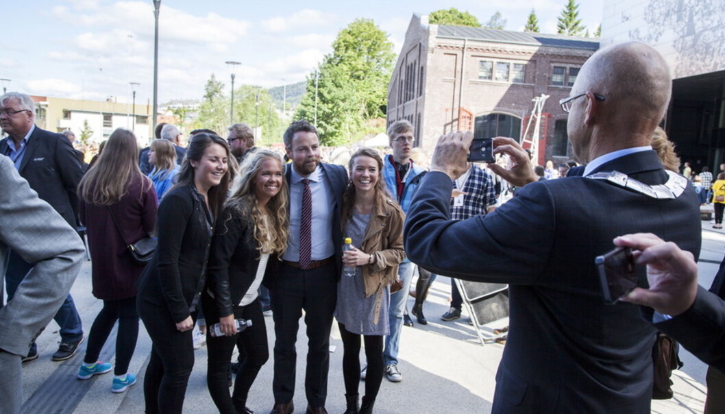 Mange studenter ved Høgskolen i Bergen ønsket seg bilde sammen med statsråden. Rektor Ole-Gunnar Søgnen er for anledningen fotograf. Foto: Ingvild Festervoll Melien/På Høyden Foto: Ingvild Festervoll Melien Mange studenter ved Høgskolen i Bergen ønsket seg bilde sammen med statsråden. Rektor Ole-Gunnar Søgnen er for anledningen fotograf. Foto: Ingvild Festervoll Melien/På Høyden Foto: Ingvild Festervoll Melien