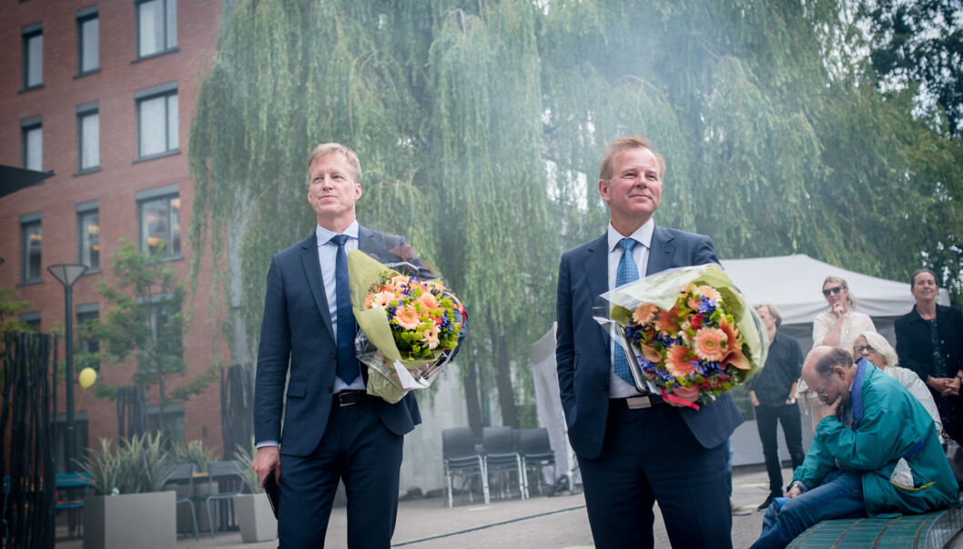 Tettere samarbeid på gang: Rektor ved Høgskolen i Oslo og Akershus, Curt Rice (t.v.) og rektor ved Universitetet i Oslo, Ole Petter Ottersen nærmer seg hverandre. Foto: Skjalg Bøhmer Vold Tettere samarbeid på gang: Rektor ved Høgskolen i Oslo og Akershus, Curt Rice (t.v.) og rektor ved Universitetet i Oslo, Ole Petter Ottersen nærmer seg hverandre. Foto: Skjalg Bøhmer Vold