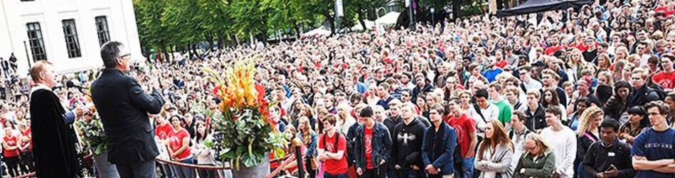 Innføring av ytterligere klasseskiller ved universitetene basert på karakterer fra videregående er verken et «stort behov» eller noe godt svar på masseuniversitetets utfordringer, skriver professor Jostein Gripsrud. Bildet er fra et tidligere års immatrikulering ved Universitetet i Oslo . Innføring av ytterligere klasseskiller ved universitetene basert på karakterer fra videregående er verken et «stort behov» eller noe godt svar på masseuniversitetets utfordringer, skriver professor Jostein Gripsrud. Bildet er fra et tidligere års immatrikulering ved Universitetet i Oslo .
