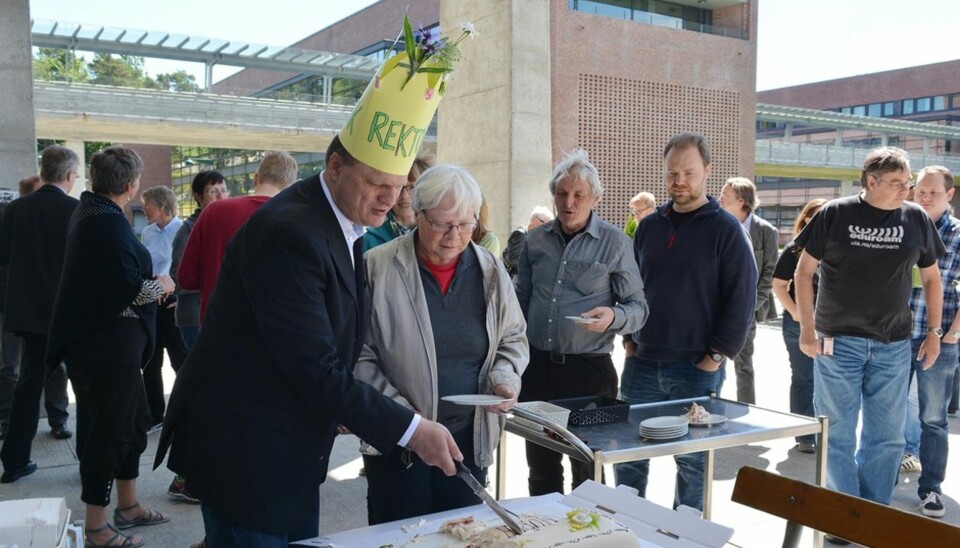 Halvannen time etter styrevedtaket var det kakefest med nyvalgt rektor Frank Reichert i spissen ved Unviersitetet i Agder. Foto: Tor Martin Lien, UiA