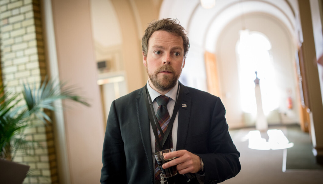 Kunnskapsminister Torbjørn Røe Isaksen under stortingsbehandlingen av strukturmeldingen for høyere utdanning. Foto: Skjalg Bøhmer Vold Kunnskapsminister Torbjørn Røe Isaksen under stortingsbehandlingen av strukturmeldingen for høyere utdanning. Foto: Skjalg Bøhmer Vold