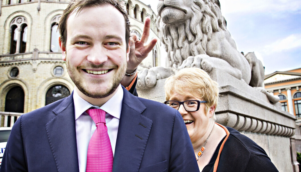 Sivert Bjørnstad smiler til kamera, i det Venstres Trine Skei Grande feier blid og opplagt forbi. Det er akkurat i det tidsrommet i morgentimene onsdag, da spørsmålet svirrer i luften om FrP er i ferd med å gå ut av regjeringen - mens Venstre kanskje er på vei inn. Foto: Sølvi Waterloo Normannsen Sivert Bjørnstad smiler til kamera, i det Venstres Trine Skei Grande feier blid og opplagt forbi. Det er akkurat i det tidsrommet i morgentimene onsdag, da spørsmålet svirrer i luften om FrP er i ferd med å gå ut av regjeringen - mens Venstre kanskje er på vei inn. Foto: Sølvi Waterloo Normannsen