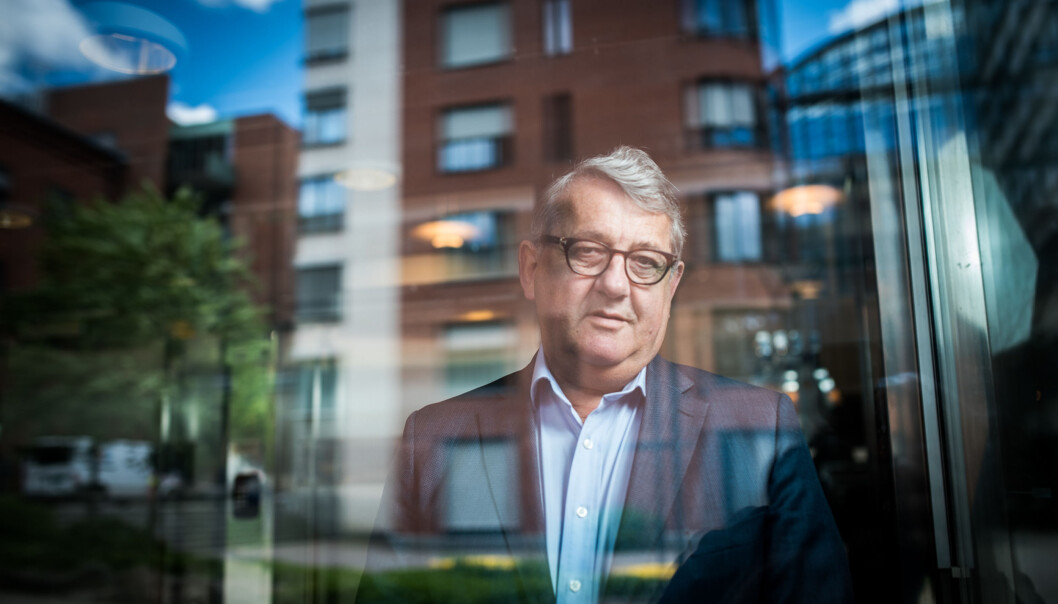 Riksrevisor Per Kristian Foss, her på campus til Høgskolen i Oslo og Akershus, vil at universiteter og høgskoler registrerer hva slags sidegjøremål de ansatte har utenom sin vanlige jobb. Hensikten er å unngå rolleblanding og interessekonflikter. Foto: Skjalg Bøhmer Vold Riksrevisor Per Kristian Foss, her på campus til Høgskolen i Oslo og Akershus, vil at universiteter og høgskoler registrerer hva slags sidegjøremål de ansatte har utenom sin vanlige jobb. Hensikten er å unngå rolleblanding og interessekonflikter. Foto: Skjalg Bøhmer Vold