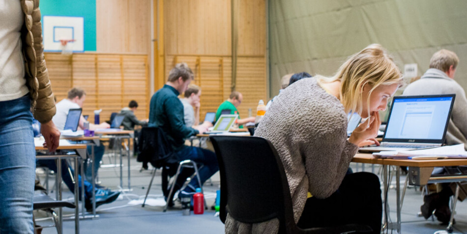 Den som sier han eller hun aldri har humret sarkastisk av formuleringer i eksamensbesvarelser, lyver, skriver Arve Hjelseth. Foto: Skjalg Bøhmer Vold Den som sier han eller hun aldri har humret sarkastisk av formuleringer i eksamensbesvarelser, lyver, skriver Arve Hjelseth. Foto: Skjalg Bøhmer Vold
