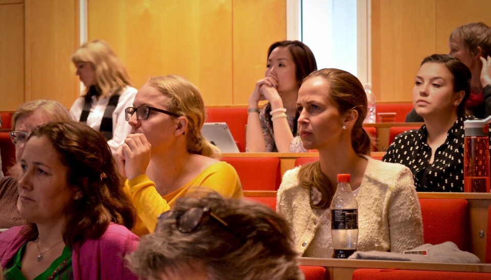 Studentombudene, Anita Tøien Johansen (HiOA) (gul genser) og Marianne Høva Rustberggard (UiO) (t.h. for Johansen)  mener det er viktig at studentenes rettssikkerhet ivaretas. Foto: Øystein Fimland