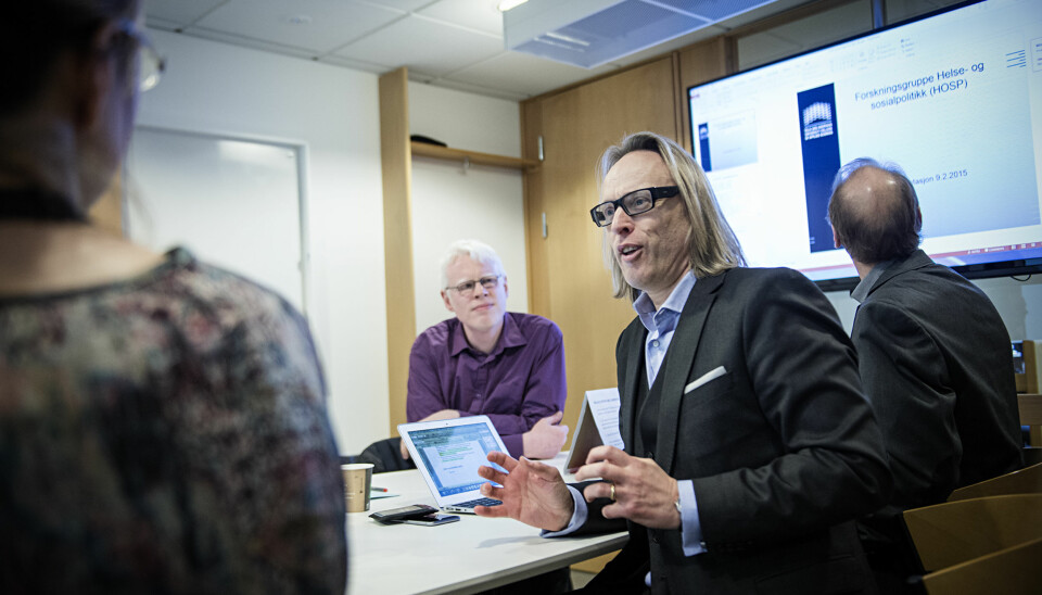 Forskningsdirektør Morten Irgens (t.h.) får mange spørsmål i høringsrunden om forskningsinstituttene NIBR og SIFO. Her på besøk hos en forskningsgruppe på sosialfag. Foto: Cicilie S. Andersen