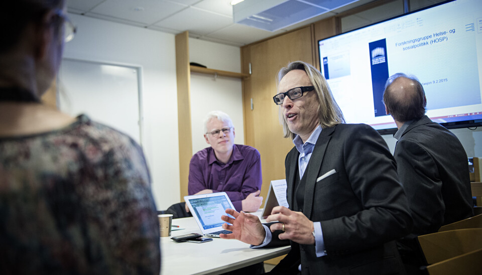 Forskningsdirektør Morten Irgens (t.h.) får mange spørsmål i høringsrunden om forskningsinstituttene NIBR og SIFO. Her på besøk hos en forskningsgruppe på sosialfag. Foto: Cicilie S. Andersen