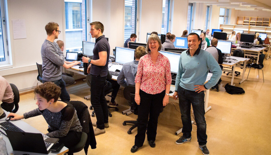 Elsebeth Frey og Julien Saadan sammen med førsteårsstudentene som er midt oppi semesteravslutningen, kalt «rigget». FOTO: Eva Tønnessen Elsebeth Frey og Julien Saadan sammen med førsteårsstudentene som er midt oppi semesteravslutningen, kalt «rigget». FOTO: Eva Tønnessen