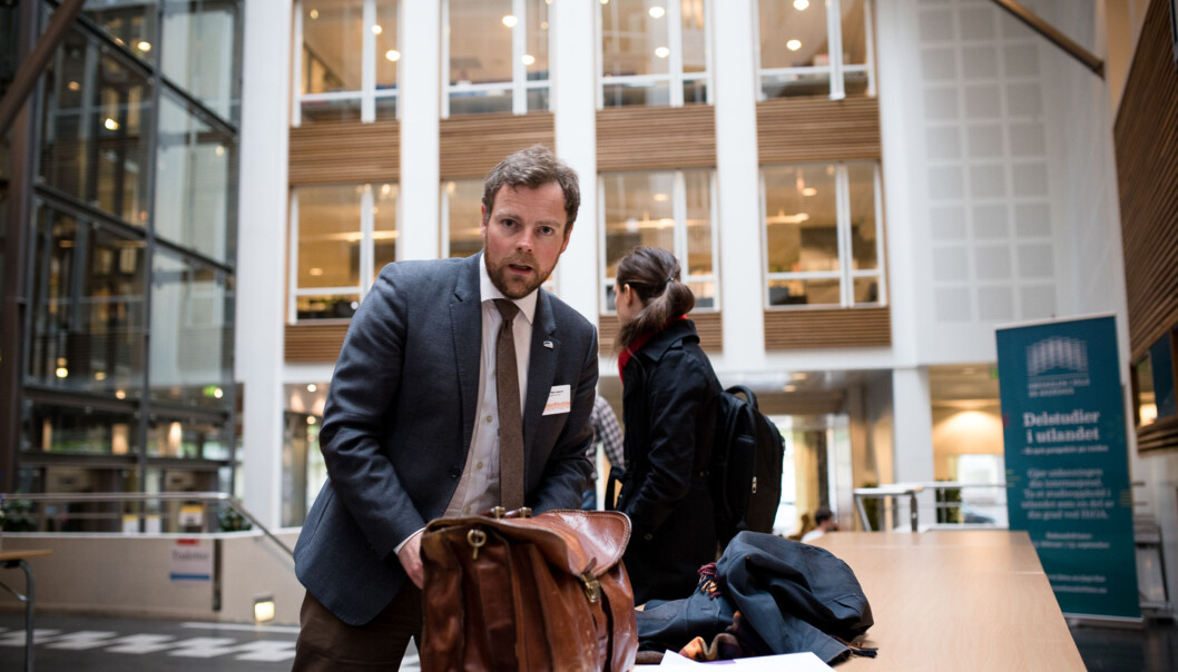 Statsråd Torbjørn Røe Isaksen omprioriterer fusjonsmidler i revidert nasjonalbudsjett i dag og gir ni millioner kroner til privat høgskolefusjon. Foto: Skjalg Bøhmer Vold Statsråd Torbjørn Røe Isaksen omprioriterer fusjonsmidler i revidert nasjonalbudsjett i dag og gir ni millioner kroner til privat høgskolefusjon. Foto: Skjalg Bøhmer Vold