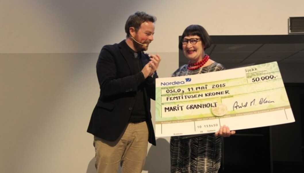 Høgskolelektor Marit Granholt får prisen som Årets barnehageinspirator av kunnskapsminister Torbjørn Røe Isaksen. Foto: Private Barnehagers Landsforbund Høgskolelektor Marit Granholt får prisen som Årets barnehageinspirator av kunnskapsminister Torbjørn Røe Isaksen. Foto: Private Barnehagers Landsforbund
