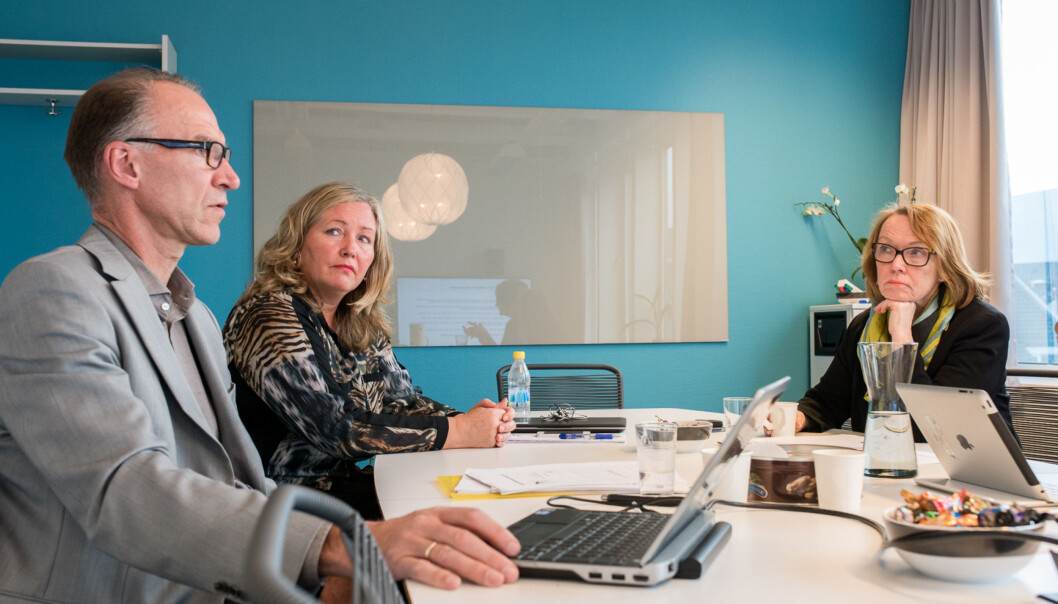 HR-direktør Geir Haugstveit, høgskoledirektør Ann Elisabeth Wedø og fungerende fakultetsdirektør Kari Kjenndalen ved HiOA inviterte Khrono til gjennomgang av PwCs evaluering av arbeidsmiljøsaken på Fakultet for teknologi, kunst og design. Foto: Skjalg Bøhmer Vold HR-direktør Geir Haugstveit, høgskoledirektør Ann Elisabeth Wedø og fungerende fakultetsdirektør Kari Kjenndalen ved HiOA inviterte Khrono til gjennomgang av PwCs evaluering av arbeidsmiljøsaken på Fakultet for teknologi, kunst og design. Foto: Skjalg Bøhmer Vold