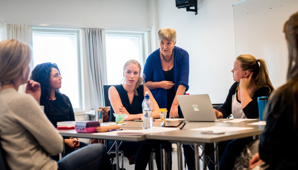 Barnevernstudentene opplever at arbeidgiverne har litt andre forventninger til dem enn det som er lagt vekt på i utdanningen. Her er førsteårsstudentene Hilde Holdhus (t.v.), Maja Anna Rulewicz, Julianna Buer, lærer Helga Johannesdottir, Anne Kavlie-Jørgensen Jahr og Linda Lorentzen opptatt med et gruppearbeid. Foto: Skjalg Bøhmer Vold Barnevernstudentene opplever at arbeidgiverne har litt andre forventninger til dem enn det som er lagt vekt på i utdanningen. Her er førsteårsstudentene Hilde Holdhus (t.v.), Maja Anna Rulewicz, Julianna Buer, lærer Helga Johannesdottir, Anne Kavlie-Jørgensen Jahr og Linda Lorentzen opptatt med et gruppearbeid. Foto: Skjalg Bøhmer Vold