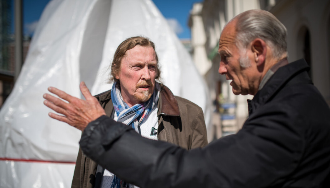 Professor Gunnar H. Gundersen (t.v.) kom raskt i frisk debatt med forbipasserende ved det innpakkede Osvald-monumentet dagen før avdukingen i Oslo. Foto: Skjalg Bøhmer Vold Professor Gunnar H. Gundersen (t.v.) kom raskt i frisk debatt med forbipasserende ved det innpakkede Osvald-monumentet dagen før avdukingen i Oslo. Foto: Skjalg Bøhmer Vold